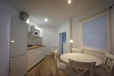 Una cocina o zona de cocina en RentalSevilla Espacioso y acogegor apartamento de 3 dormitorios