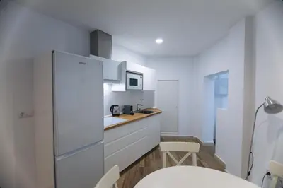 Una cocina o zona de cocina en RentalSevilla Espacioso y acogegor apartamento de 3 dormitorios