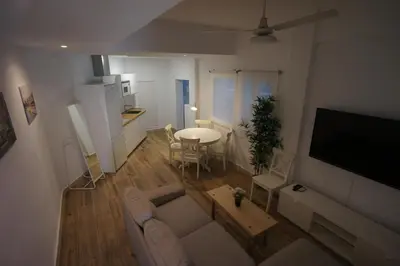 Una televisión o centro de entretenimiento en RentalSevilla Espacioso y acogegor apartamento de 3 dormitorios