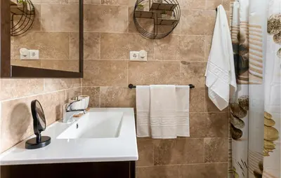 Un baño de 2 Bedroom Amazing Home In Rute