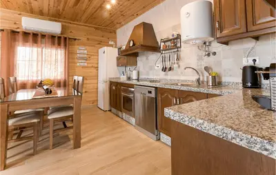 Una cocina o zona de cocina en 2 Bedroom Amazing Home In Rute