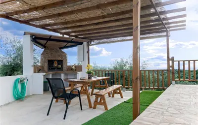 Un balcón o terraza de 2 Bedroom Amazing Home In Rute