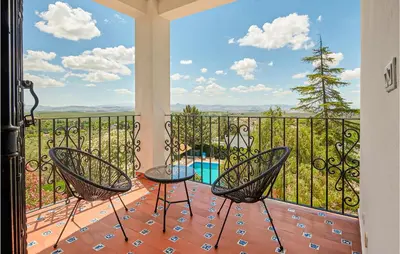 Un balcón o terraza de 6 Bedroom Cozy Home In Lucena
