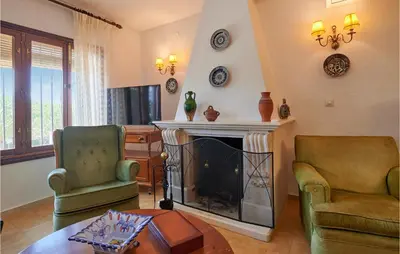 Una televisión o centro de entretenimiento en 6 Bedroom Cozy Home In Lucena