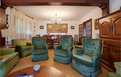 Zona de estar de 6 Bedroom Cozy Home In Lucena