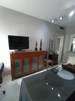 Una televisión o centro de entretenimiento en Cozy apartment & free parking