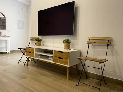 Una televisión o centro de entretenimiento en LA SUITE DES COULEURS - Apartamento en pleno centro de Córdoba