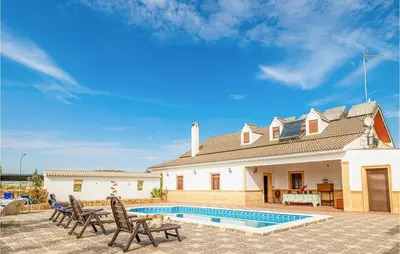 Piscina en o cerca de 7 Bedroom Awesome Home In Lucena