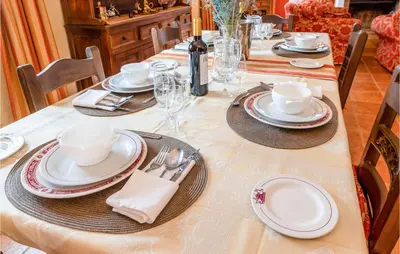 Un restaurante o sitio para comer en 7 Bedroom Awesome Home In Lucena