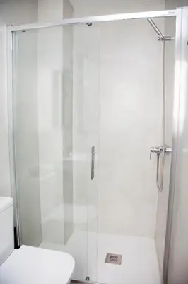 Un baño de GoToSeville Faustino Flats
