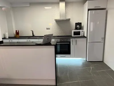 Una cocina o zona de cocina en Apartamento espacioso de diseño a 3 min RENFE con Parking Privado
