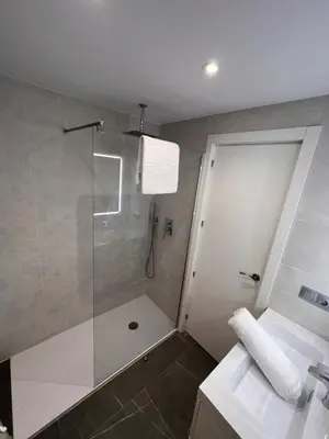 Un baño de Apartamento espacioso de diseño a 3 min RENFE con Parking Privado
