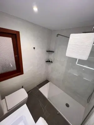 Un baño de Apartamento espacioso de diseño a 3 min RENFE con Parking Privado