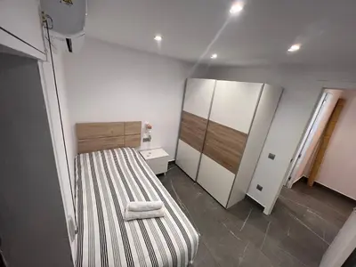 Cama o camas de una habitación en Apartamento espacioso de diseño a 3 min RENFE con Parking Privado