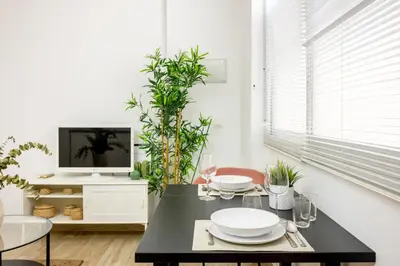 Una televisión o centro de entretenimiento en ISG Apartments Encantador estudio en Alameda de Hércules