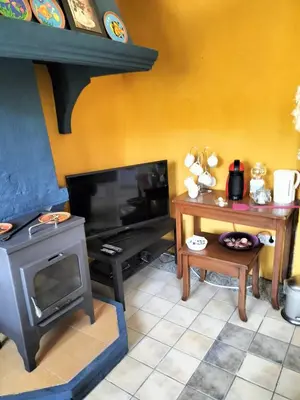 Una televisión o centro de entretenimiento en Casa el Castano