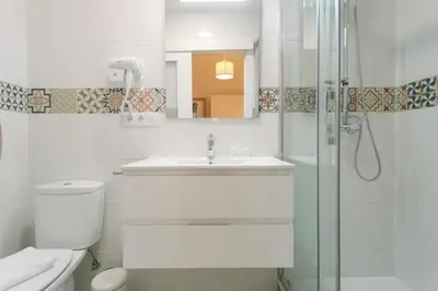 Un baño de One&Lux San Luis Feel at Home in a Renovated Apartment