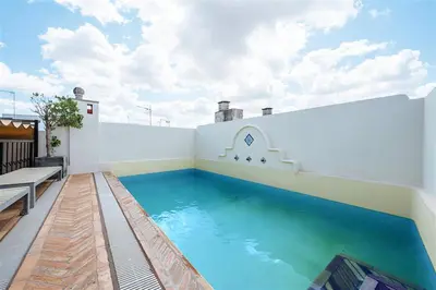 Piscina en o cerca de CASA PALACIO SXVIII CON PISCINA en centro histórico de SEVILLA