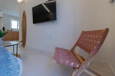 Una televisión o centro de entretenimiento en Madera Negra