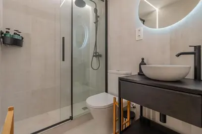 Un baño de Madera Negra