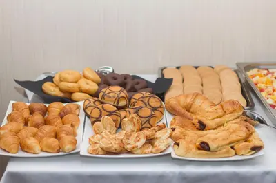 Comida en o cerca de este hotel