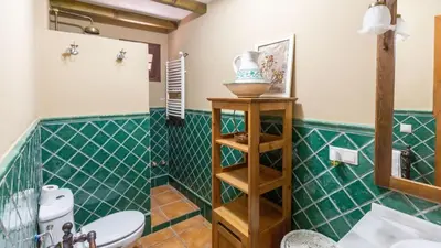 Un baño de La Jacaranda Hornachuelos by Ruralidays