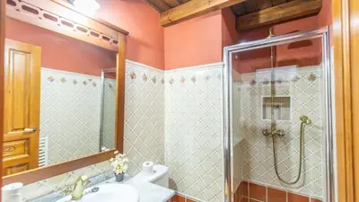 Un baño de La Jacaranda Hornachuelos by Ruralidays