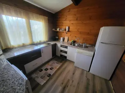 Una cocina o zona de cocina en Casa Madera Urbanizacion Socorro