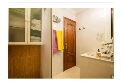 Un baño de PISO CON BUENA RED WIFFI FIBRA ÓPTICA Alquiler de habitaciones