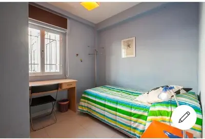 Cama o camas de una habitación en PISO CON BUENA RED WIFFI FIBRA ÓPTICA Alquiler de habitaciones