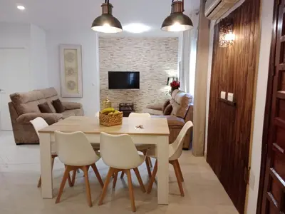 Una televisión o centro de entretenimiento en 