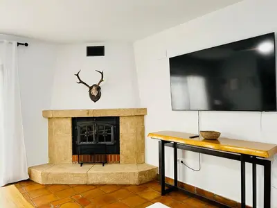 Una televisión o centro de entretenimiento en Villa ALJARAL, Espectacular,piscina,chimenea, climatización, wifi