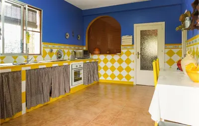 Una cocina o zona de cocina en Lovely Home In Arahal Sevilla