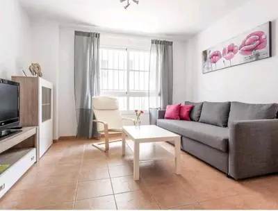 Una televisión o centro de entretenimiento en Apartamento con patio y piscina cerca de Sevilla