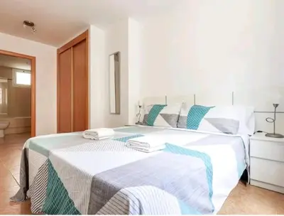Cama o camas de una habitación en Apartamento con patio y piscina cerca de Sevilla