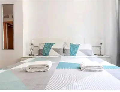 Cama o camas de una habitación en Apartamento con patio y piscina cerca de Sevilla