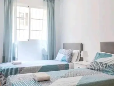 Cama o camas de una habitación en Apartamento con patio y piscina cerca de Sevilla