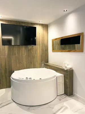 Un baño de Apartamentos Turísticos Córdoba Boutique Con jacuzzi