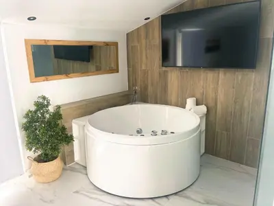 Una televisión o centro de entretenimiento en Apartamentos Turísticos Córdoba Boutique Con jacuzzi