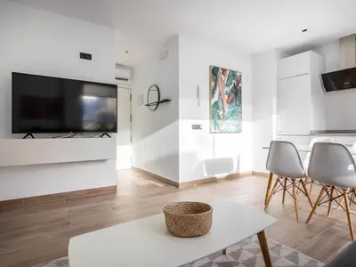 Una televisión o centro de entretenimiento en Nervión Suites 1 - Vacacional Sevilla