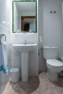 Un baño de Hotel Riviera