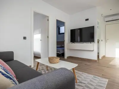 Una televisión o centro de entretenimiento en Nervión Suites 2 - Vacacional Sevilla