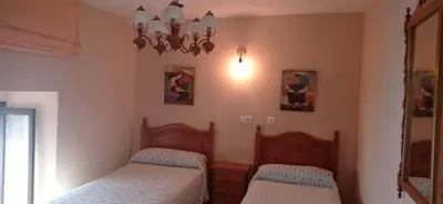 Cama o camas de una habitación en La Plazuela, casa andaluza con patio.