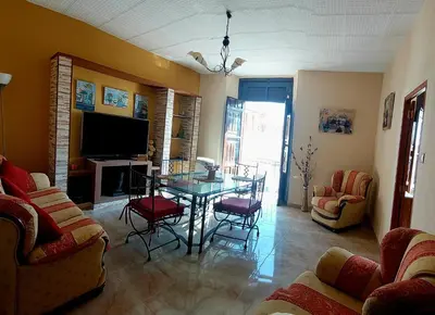 Una televisión o centro de entretenimiento en La Plazuela, casa andaluza con patio.