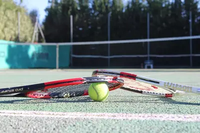 Instalaciones para jugar a tenis o squash en Crisol Jardines de Córdoba o alrededores