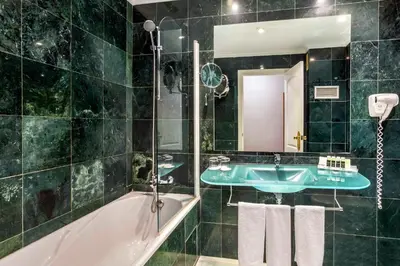 Un baño de Exe Las Adelfas