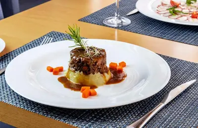 Comida en o cerca de este hotel