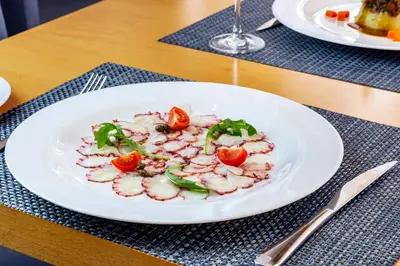 Comida en o cerca de este hotel