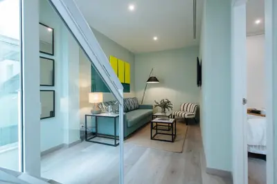 Cama o camas de una habitación en Sercotel Sevilla Guadalquivir Suites