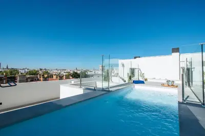 Piscina en o cerca de Sercotel Sevilla Guadalquivir Suites